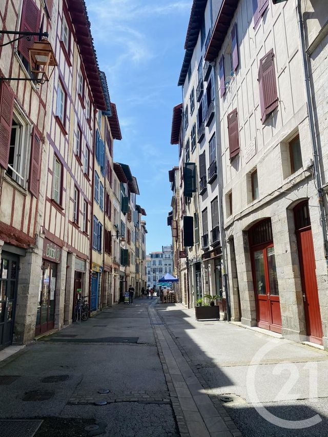 Studio à vendre - 1 pièce - 38.72 m2 - BAYONNE - 64 - AQUITAINE - Century 21 Indarra Studio à vendre - 1 pièce - 38.72 m2 - BAYONNE - 64 - AQUITAINE - Century 21 Indarra