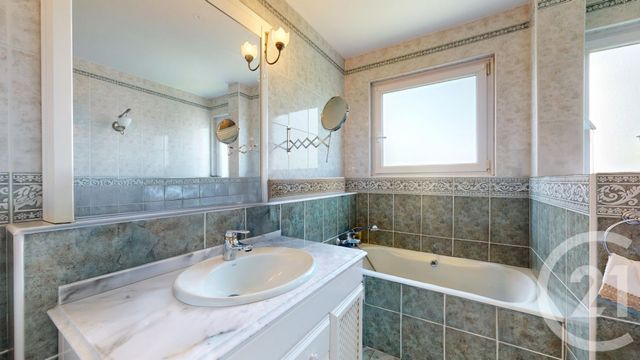 Appartement T3 à vendre - 3 pièces - 75.44 m2 - ANGLET - 64 - AQUITAINE - Century 21 Indarra